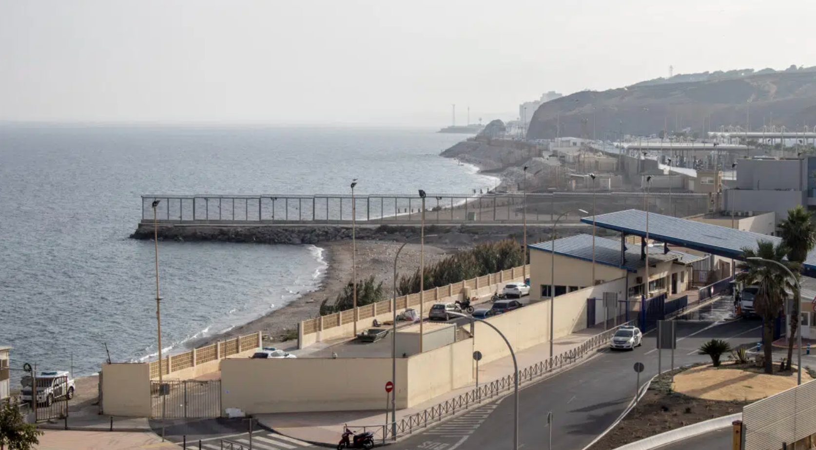 ¿Qué es la "guerra híbrida" y por qué se habla de ella en el contexto de la crisis migratoria en Ceuta?